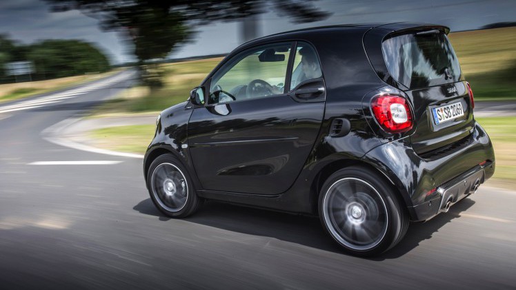 Autotest nieuwe smart BRABUS fortwo en forfour. Het sportieve duo met 109 pk turbomotor en twinamic automaat heeft meer in hun mars dan ooit en we mochten er zelfs het circuit mee op.