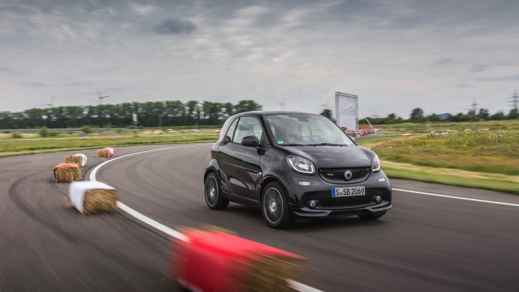 Autotest nieuwe smart BRABUS fortwo en forfour. Het sportieve duo met 109 pk turbomotor en twinamic automaat heeft meer in hun mars dan ooit en we mochten er zelfs het circuit mee op.