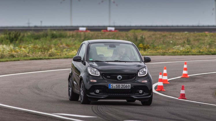 Autotest nieuwe smart BRABUS fortwo en forfour. Het sportieve duo met 109 pk turbomotor en twinamic automaat heeft meer in hun mars dan ooit en we mochten er zelfs het circuit mee op.