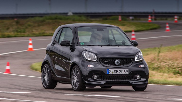 Autotest nieuwe smart BRABUS fortwo en forfour. Het sportieve duo met 109 pk turbomotor en twinamic automaat heeft meer in hun mars dan ooit en we mochten er zelfs het circuit mee op.
