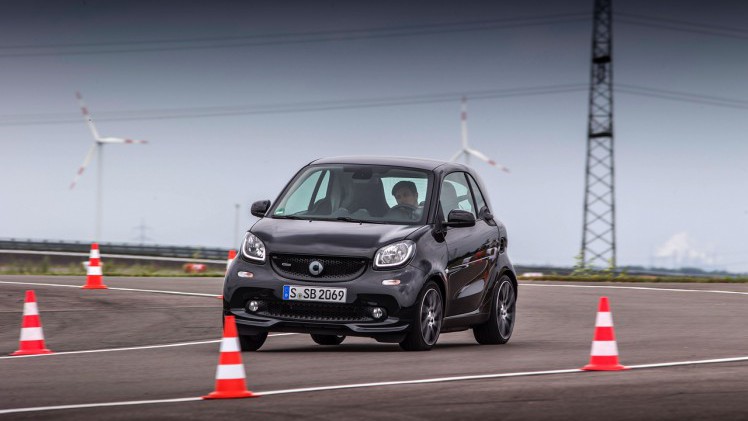 Autotest nieuwe smart BRABUS fortwo en forfour. Het sportieve duo met 109 pk turbomotor en twinamic automaat heeft meer in hun mars dan ooit en we mochten er zelfs het circuit mee op.