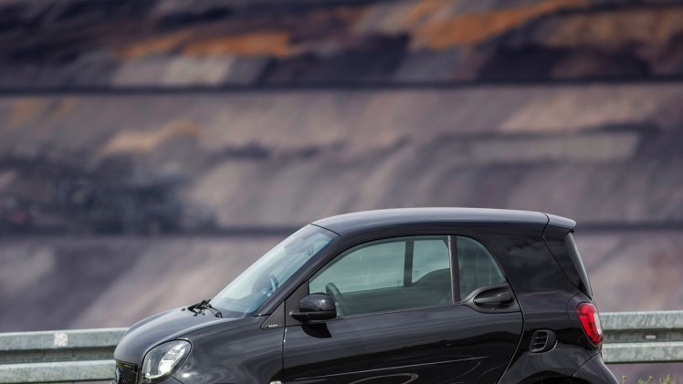 Autotest nieuwe smart BRABUS fortwo en forfour. Het sportieve duo met 109 pk turbomotor en twinamic automaat heeft meer in hun mars dan ooit en we mochten er zelfs het circuit mee op.