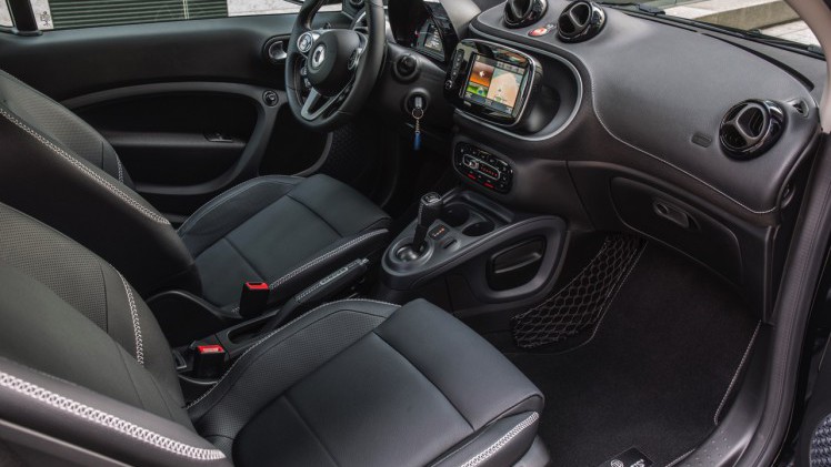 Autotest nieuwe smart BRABUS fortwo en forfour. Het sportieve duo met 109 pk turbomotor en twinamic automaat heeft meer in hun mars dan ooit en we mochten er zelfs het circuit mee op.