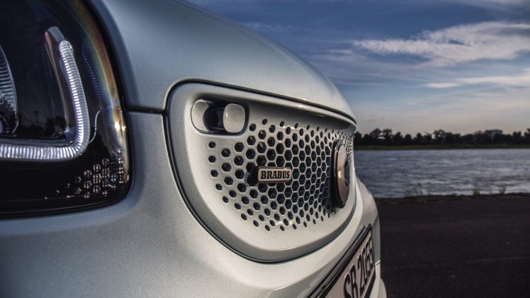 Autotest nieuwe smart BRABUS fortwo en forfour. Het sportieve duo met 109 pk turbomotor en twinamic automaat heeft meer in hun mars dan ooit en we mochten er zelfs het circuit mee op.