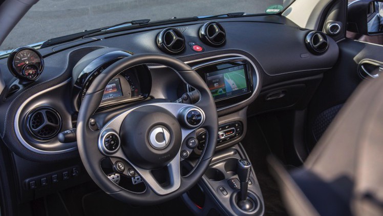 Autotest nieuwe smart BRABUS fortwo en forfour. Het sportieve duo met 109 pk turbomotor en twinamic automaat heeft meer in hun mars dan ooit en we mochten er zelfs het circuit mee op.