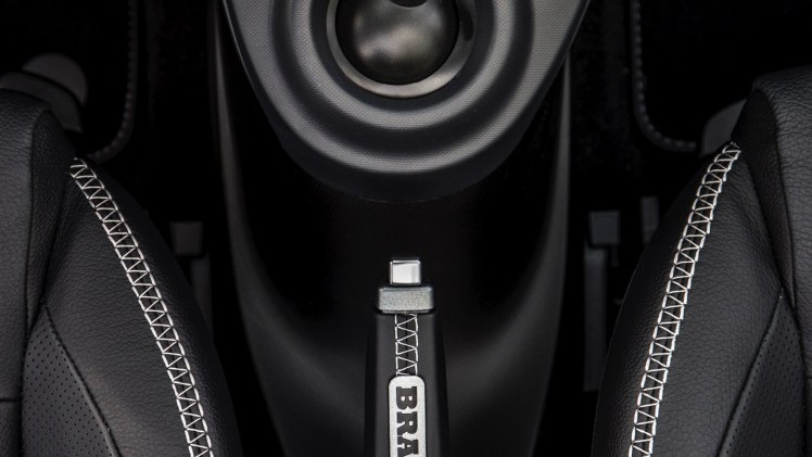 Autotest nieuwe smart BRABUS fortwo en forfour. Het sportieve duo met 109 pk turbomotor en twinamic automaat heeft meer in hun mars dan ooit en we mochten er zelfs het circuit mee op.