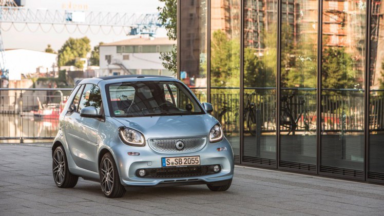 Autotest nieuwe smart BRABUS fortwo en forfour. Het sportieve duo met 109 pk turbomotor en twinamic automaat heeft meer in hun mars dan ooit en we mochten er zelfs het circuit mee op.