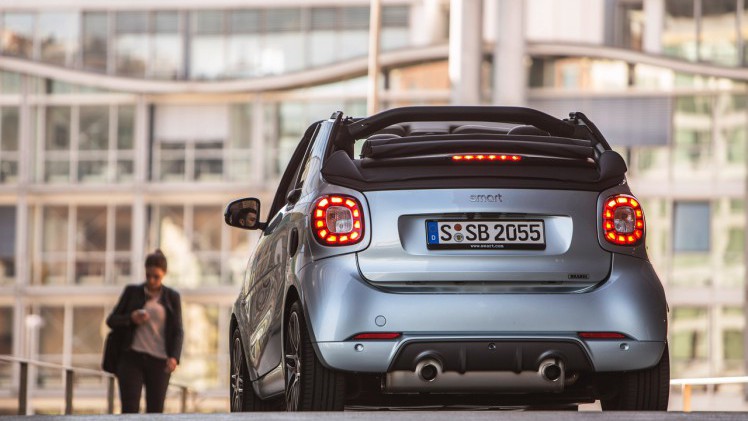 Autotest nieuwe smart BRABUS fortwo en forfour. Het sportieve duo met 109 pk turbomotor en twinamic automaat heeft meer in hun mars dan ooit en we mochten er zelfs het circuit mee op.