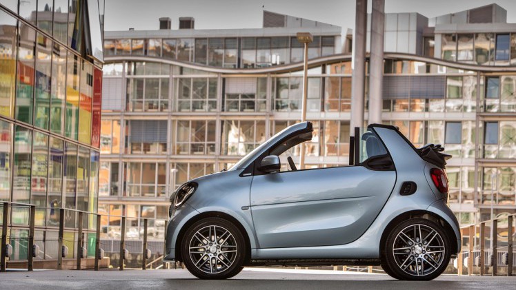 Autotest nieuwe smart BRABUS fortwo en forfour. Het sportieve duo met 109 pk turbomotor en twinamic automaat heeft meer in hun mars dan ooit en we mochten er zelfs het circuit mee op.