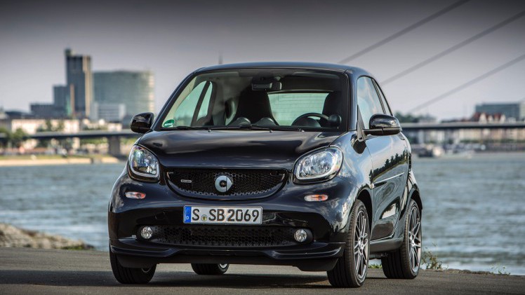 Autotest nieuwe smart BRABUS fortwo en forfour. Het sportieve duo met 109 pk turbomotor en twinamic automaat heeft meer in hun mars dan ooit en we mochten er zelfs het circuit mee op.