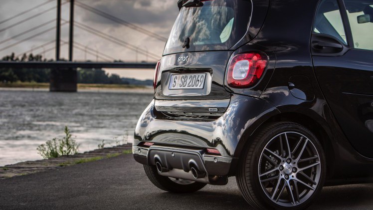 Autotest nieuwe smart BRABUS fortwo en forfour. Het sportieve duo met 109 pk turbomotor en twinamic automaat heeft meer in hun mars dan ooit en we mochten er zelfs het circuit mee op.