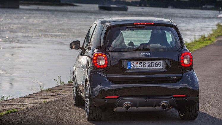 Autotest nieuwe smart BRABUS fortwo en forfour. Het sportieve duo met 109 pk turbomotor en twinamic automaat heeft meer in hun mars dan ooit en we mochten er zelfs het circuit mee op.