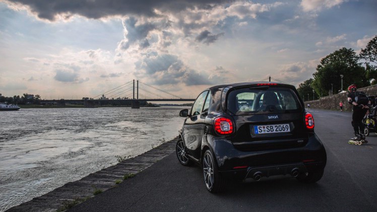Autotest nieuwe smart BRABUS fortwo en forfour. Het sportieve duo met 109 pk turbomotor en twinamic automaat heeft meer in hun mars dan ooit en we mochten er zelfs het circuit mee op.