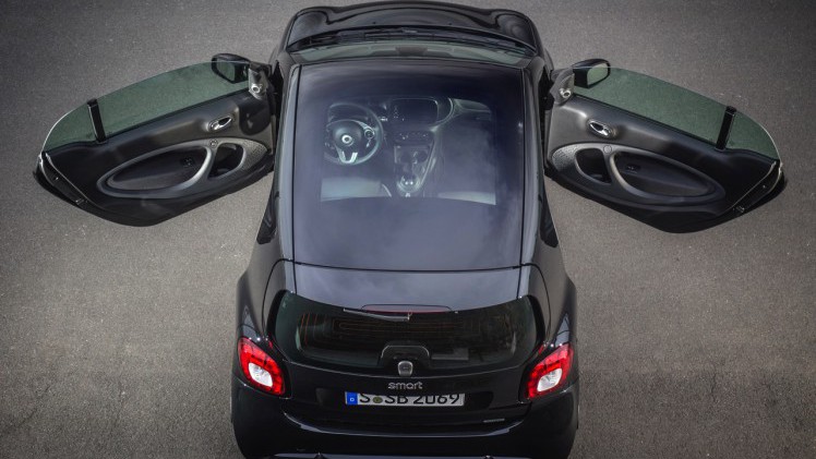 Autotest nieuwe smart BRABUS fortwo en forfour. Het sportieve duo met 109 pk turbomotor en twinamic automaat heeft meer in hun mars dan ooit en we mochten er zelfs het circuit mee op.