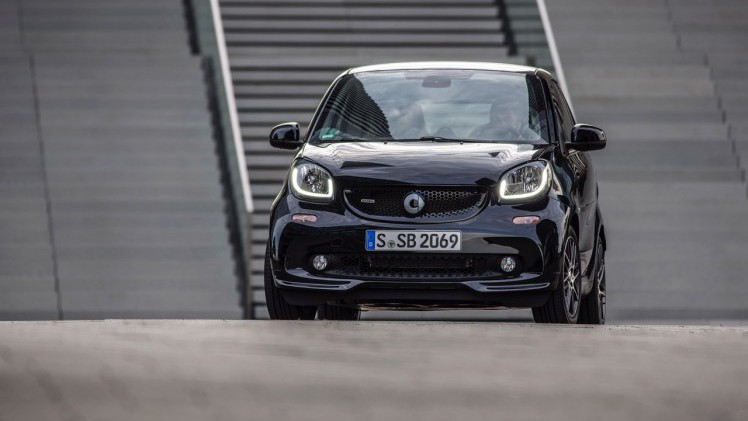 Autotest nieuwe smart BRABUS fortwo en forfour. Het sportieve duo met 109 pk turbomotor en twinamic automaat heeft meer in hun mars dan ooit en we mochten er zelfs het circuit mee op.