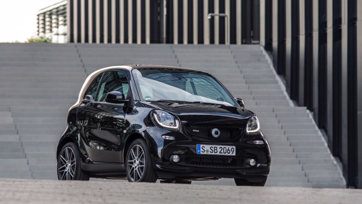 Autotest nieuwe smart BRABUS fortwo en forfour. Het sportieve duo met 109 pk turbomotor en twinamic automaat heeft meer in hun mars dan ooit en we mochten er zelfs het circuit mee op.