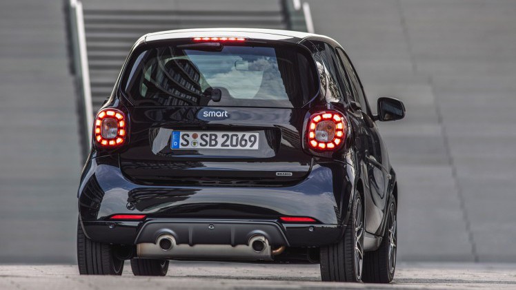 Autotest nieuwe smart BRABUS fortwo en forfour. Het sportieve duo met 109 pk turbomotor en twinamic automaat heeft meer in hun mars dan ooit en we mochten er zelfs het circuit mee op.