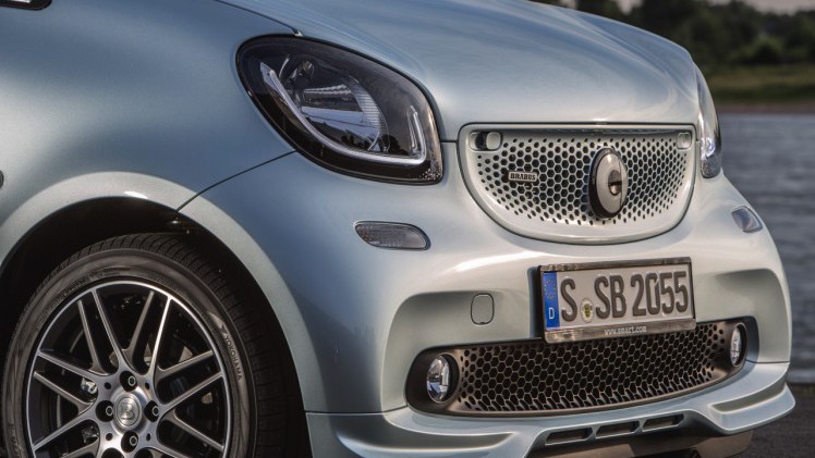 Autotest nieuwe smart BRABUS fortwo en forfour. Het sportieve duo met 109 pk turbomotor en twinamic automaat heeft meer in hun mars dan ooit en we mochten er zelfs het circuit mee op.