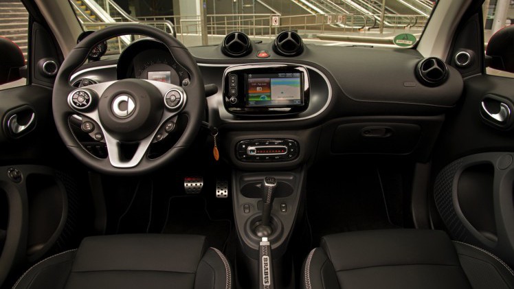 Autotest nieuwe smart BRABUS fortwo en forfour. Het sportieve duo met 109 pk turbomotor en twinamic automaat heeft meer in hun mars dan ooit en we mochten er zelfs het circuit mee op.