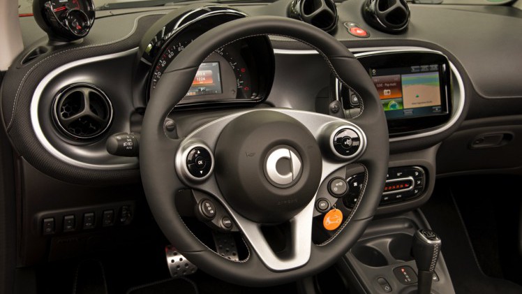 Autotest nieuwe smart BRABUS fortwo en forfour. Het sportieve duo met 109 pk turbomotor en twinamic automaat heeft meer in hun mars dan ooit en we mochten er zelfs het circuit mee op.