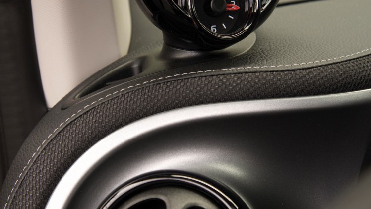 Autotest nieuwe smart BRABUS fortwo en forfour. Het sportieve duo met 109 pk turbomotor en twinamic automaat heeft meer in hun mars dan ooit en we mochten er zelfs het circuit mee op.