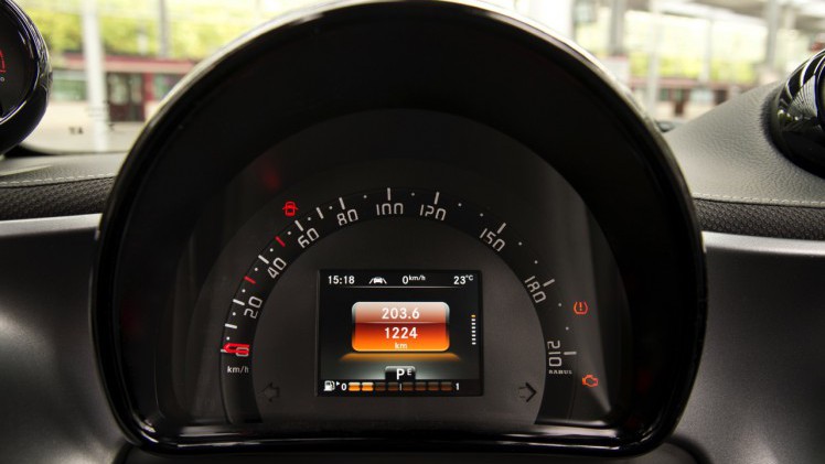 Autotest nieuwe smart BRABUS fortwo en forfour. Het sportieve duo met 109 pk turbomotor en twinamic automaat heeft meer in hun mars dan ooit en we mochten er zelfs het circuit mee op.