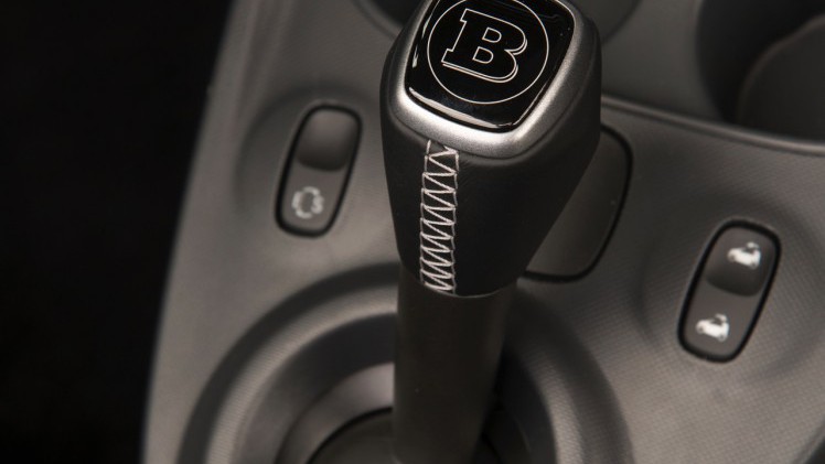 Autotest nieuwe smart BRABUS fortwo en forfour. Het sportieve duo met 109 pk turbomotor en twinamic automaat heeft meer in hun mars dan ooit en we mochten er zelfs het circuit mee op.