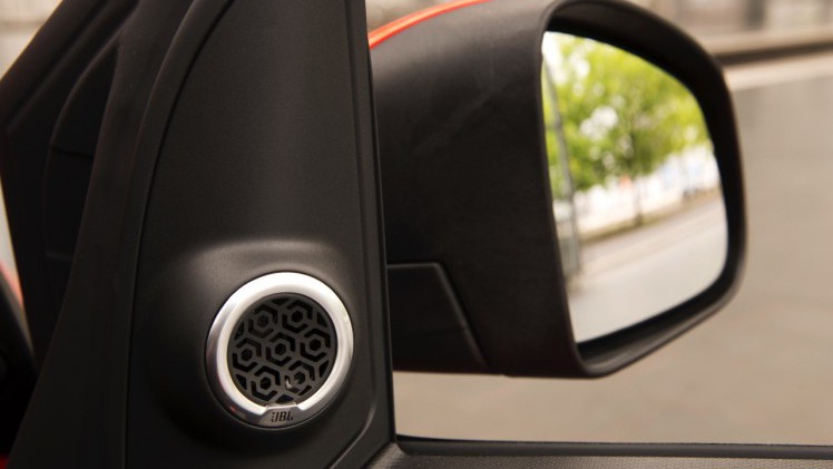 Autotest nieuwe smart BRABUS fortwo en forfour. Het sportieve duo met 109 pk turbomotor en twinamic automaat heeft meer in hun mars dan ooit en we mochten er zelfs het circuit mee op.