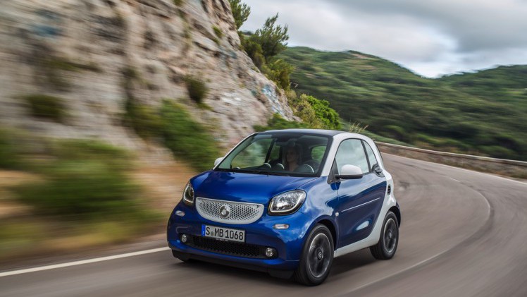 Smart fortwo en forfour nu ook als base. De nieuwe instapuitvoering laat de vanafprijzen dalen naar 10.695 euro voor de fortwo en 10.995 euro voor de forfour.