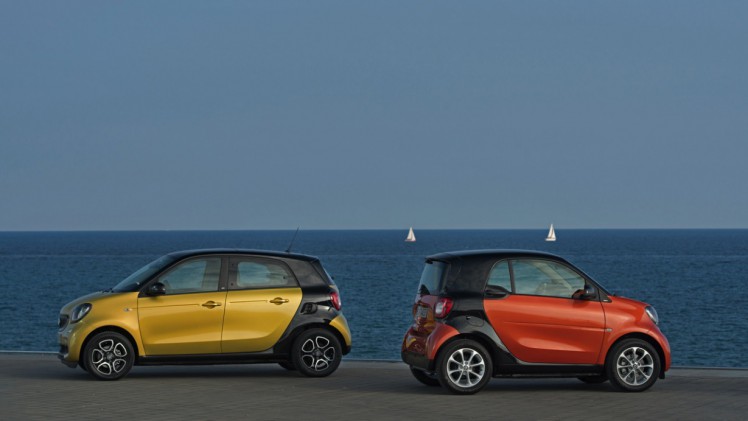Smart fortwo en forfour nu ook als base. De nieuwe instapuitvoering laat de vanafprijzen dalen naar 10.695 euro voor de fortwo en 10.995 euro voor de forfour.