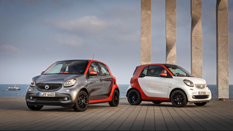 Smart fortwo en forfour nu ook als base. De nieuwe instapuitvoering laat de vanafprijzen dalen naar 10.695 euro voor de fortwo en 10.995 euro voor de forfour.