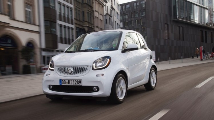 Autotest nieuwe Smart fortwo met twinamic automaat gereden in Stuttgart. De nieuwe transmissie is een aanwinst voor de tweezitter om lekker vlot en toch zuinig door de stad te rijden.