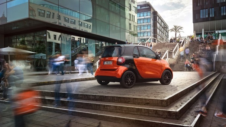 Autotest nieuwe Smart fortwo met twinamic automaat gereden in Stuttgart. De nieuwe transmissie is een aanwinst voor de tweezitter om lekker vlot en toch zuinig door de stad te rijden.