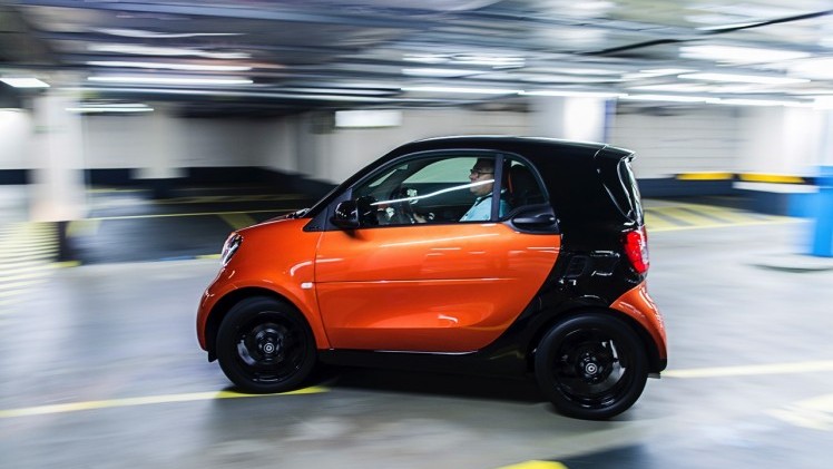 Autotest nieuwe Smart fortwo met twinamic automaat gereden in Stuttgart. De nieuwe transmissie is een aanwinst voor de tweezitter om lekker vlot en toch zuinig door de stad te rijden.