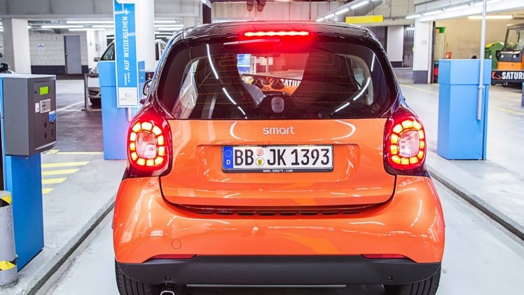 Autotest nieuwe Smart fortwo met twinamic automaat gereden in Stuttgart. De nieuwe transmissie is een aanwinst voor de tweezitter om lekker vlot en toch zuinig door de stad te rijden.