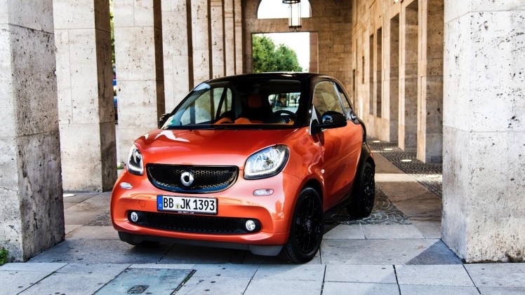 Autotest nieuwe Smart fortwo met twinamic automaat gereden in Stuttgart. De nieuwe transmissie is een aanwinst voor de tweezitter om lekker vlot en toch zuinig door de stad te rijden.