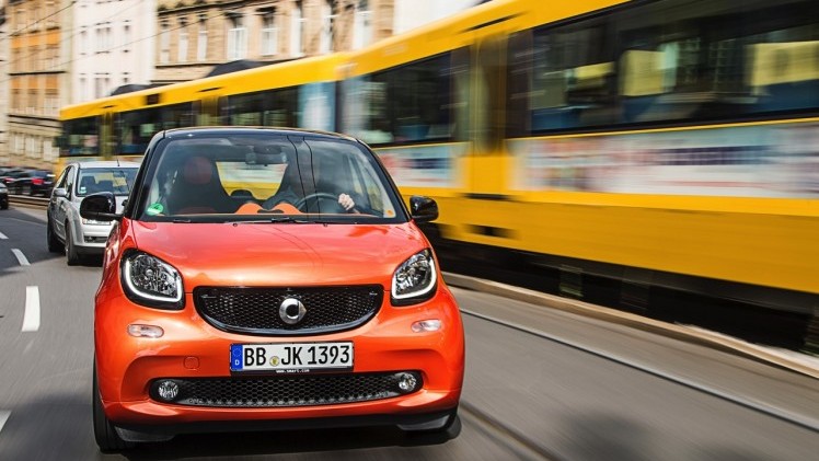 Autotest nieuwe Smart fortwo met twinamic automaat gereden in Stuttgart. De nieuwe transmissie is een aanwinst voor de tweezitter om lekker vlot en toch zuinig door de stad te rijden.