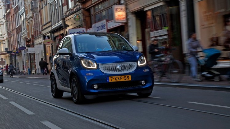 Autotest nieuwe Smart fortwo met twinamic automaat gereden in Stuttgart. De nieuwe transmissie is een aanwinst voor de tweezitter om lekker vlot en toch zuinig door de stad te rijden.