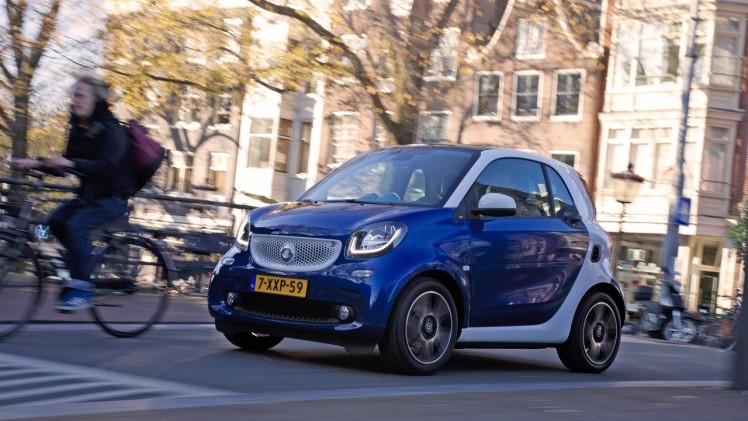 Autotest nieuwe Smart fortwo met twinamic automaat gereden in Stuttgart. De nieuwe transmissie is een aanwinst voor de tweezitter om lekker vlot en toch zuinig door de stad te rijden.