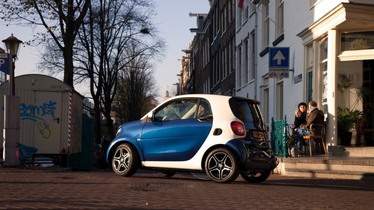 Autotest nieuwe Smart fortwo met twinamic automaat gereden in Stuttgart. De nieuwe transmissie is een aanwinst voor de tweezitter om lekker vlot en toch zuinig door de stad te rijden.