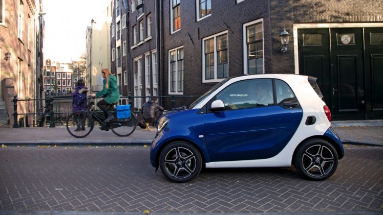 Autotest nieuwe Smart fortwo met twinamic automaat gereden in Stuttgart. De nieuwe transmissie is een aanwinst voor de tweezitter om lekker vlot en toch zuinig door de stad te rijden.