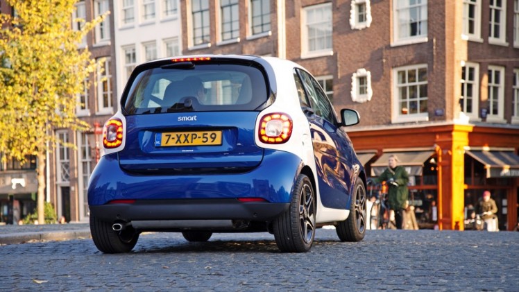Autotest nieuwe Smart fortwo met twinamic automaat gereden in Stuttgart. De nieuwe transmissie is een aanwinst voor de tweezitter om lekker vlot en toch zuinig door de stad te rijden.