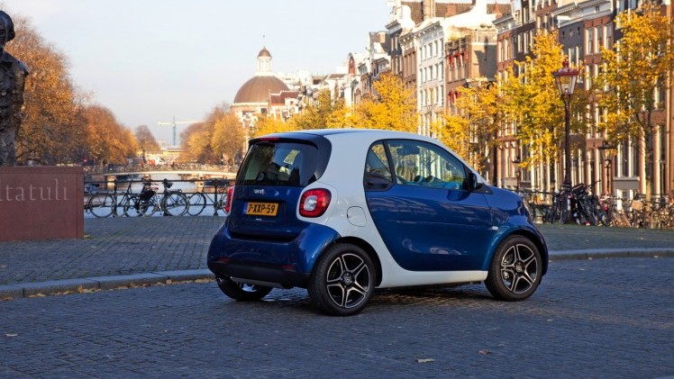Autotest nieuwe Smart fortwo met twinamic automaat gereden in Stuttgart. De nieuwe transmissie is een aanwinst voor de tweezitter om lekker vlot en toch zuinig door de stad te rijden.