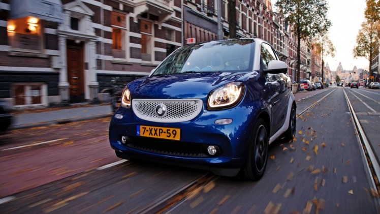 Autotest nieuwe Smart fortwo met twinamic automaat gereden in Stuttgart. De nieuwe transmissie is een aanwinst voor de tweezitter om lekker vlot en toch zuinig door de stad te rijden.