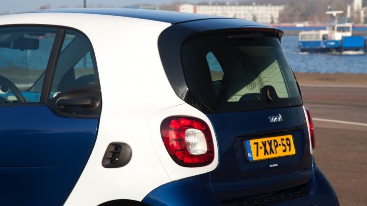Autotest nieuwe Smart fortwo met twinamic automaat gereden in Stuttgart. De nieuwe transmissie is een aanwinst voor de tweezitter om lekker vlot en toch zuinig door de stad te rijden.