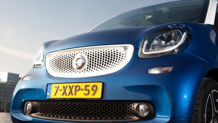 Autotest nieuwe Smart fortwo met twinamic automaat gereden in Stuttgart. De nieuwe transmissie is een aanwinst voor de tweezitter om lekker vlot en toch zuinig door de stad te rijden.