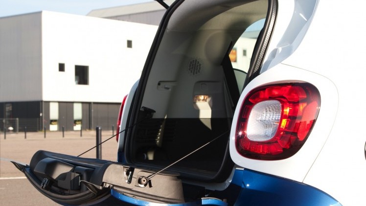 Autotest nieuwe Smart fortwo met twinamic automaat gereden in Stuttgart. De nieuwe transmissie is een aanwinst voor de tweezitter om lekker vlot en toch zuinig door de stad te rijden.