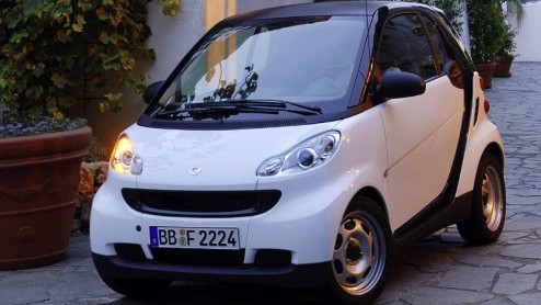 Vandaag is de grote dag aangebroken dat je naar de Smartdealer kunt om een nieuwe Fortwo te bestellen. En het mooie is, de instapSmart is niet in prijs gestegen.