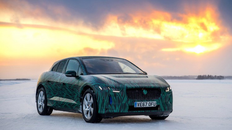 Jaguar testte de nieuwe elektrische I-Pace onder polaire omstandigheden. 1 maart wordt de auto definitief onthuld.