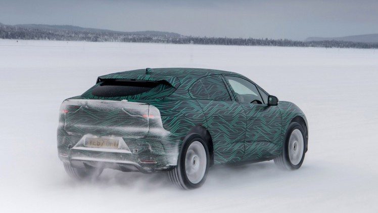 Jaguar testte de nieuwe elektrische I-Pace onder polaire omstandigheden. 1 maart wordt de auto definitief onthuld.